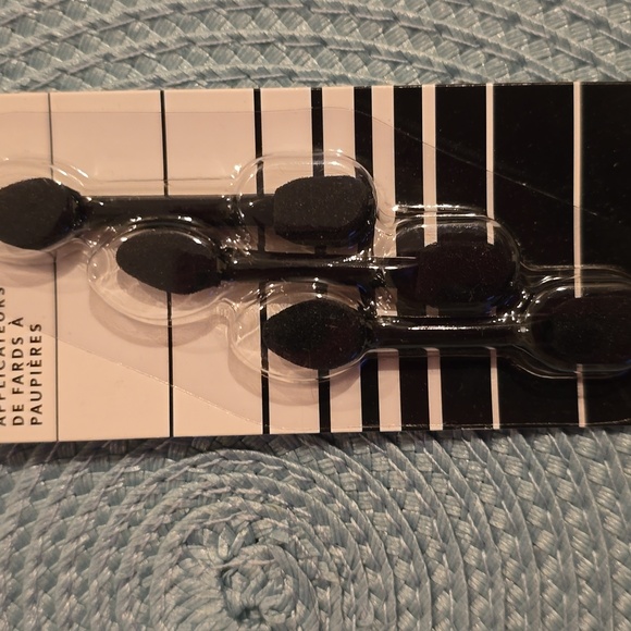 COVERGIRL BRAND WOMEN'S MAKEUP POWDER PUFFS AND EYESHADOW APPLICATORS BUNDLE - Picture 7 of 9